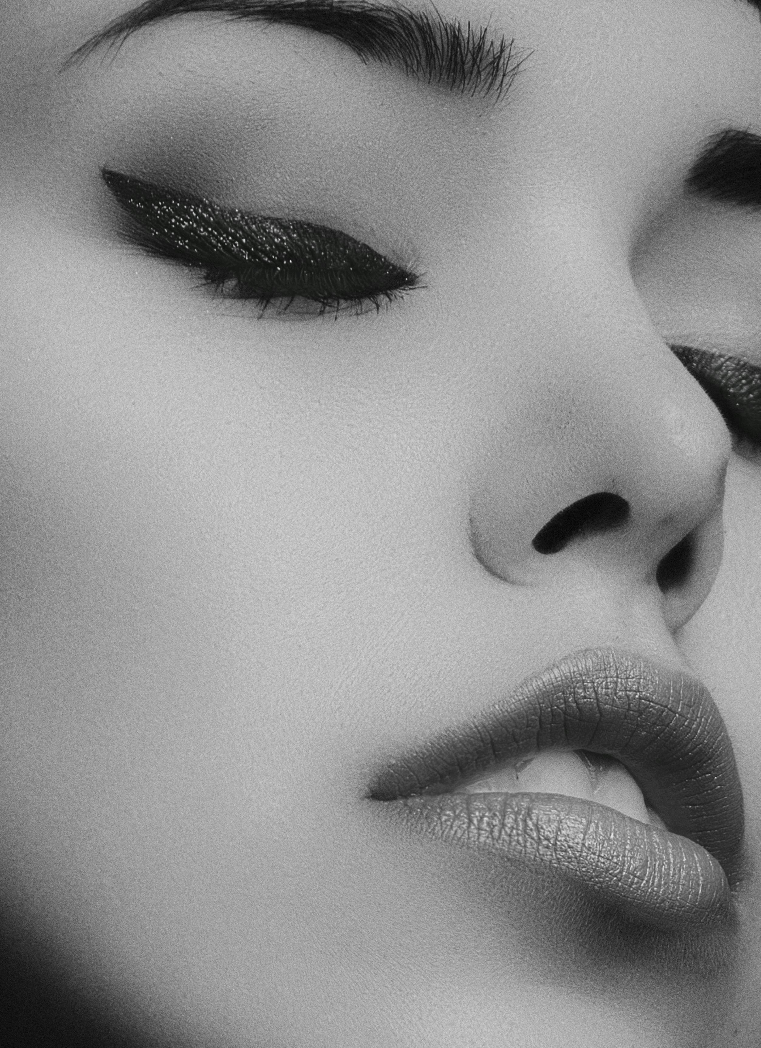 https://example.com/image-of-applying-makeup-primer.jpg